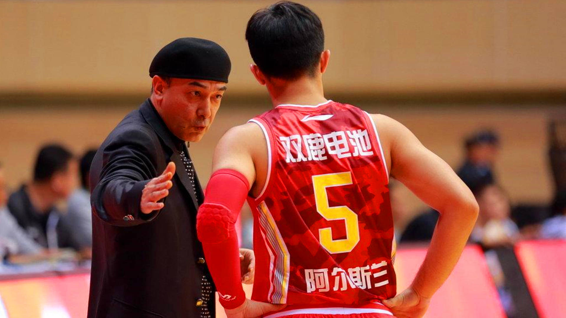 关键时刻欧篮联焦点战；北京首钢官宣签约；话题不断；球队文化再被提及(篮球公园亚当斯压哨绝杀领衔cba本周好球)