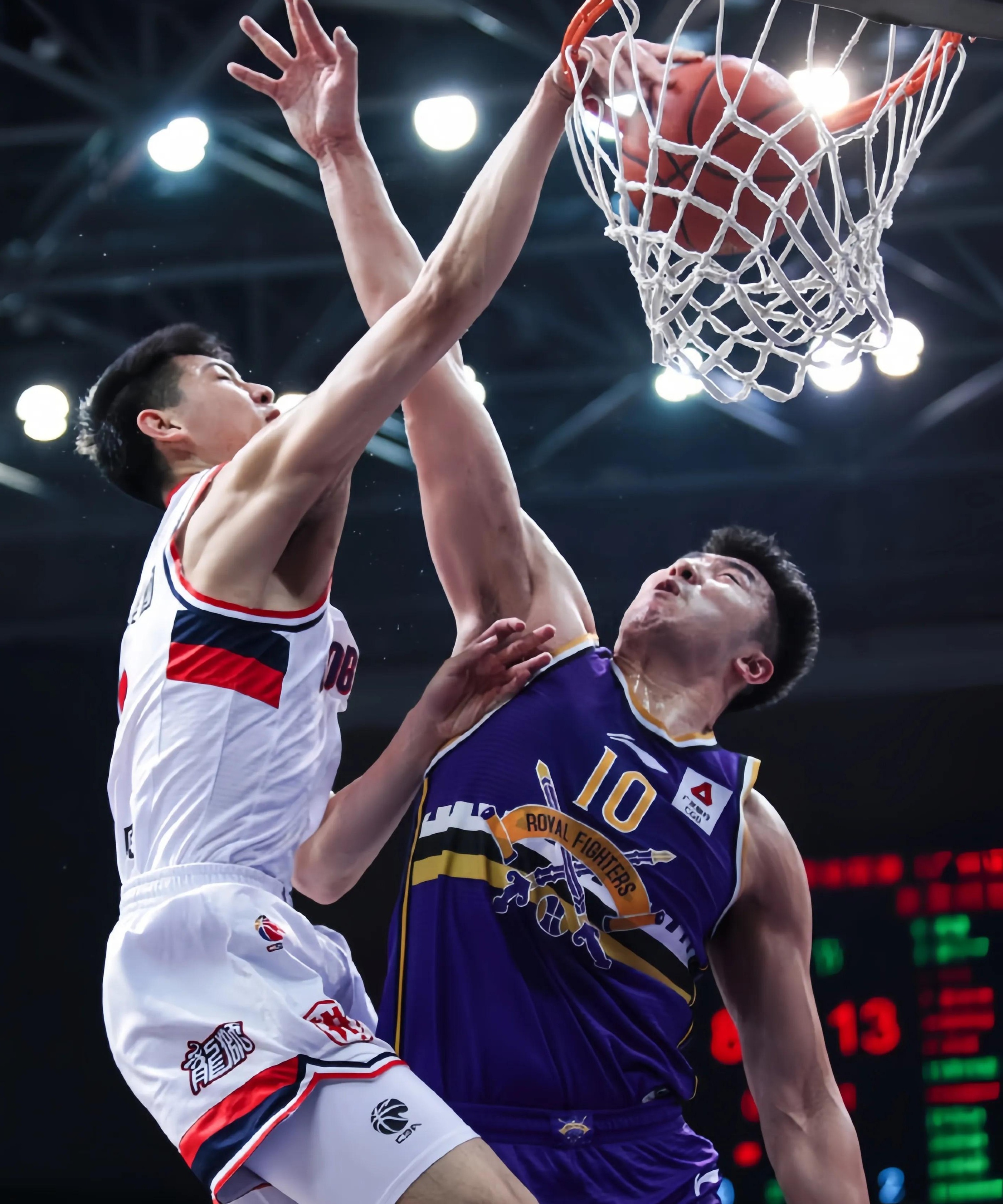 关于今晚体能课后，犹他爵士回应争议备战CBA季后赛，赛场秩序良好，球探报告显示潜力的信息